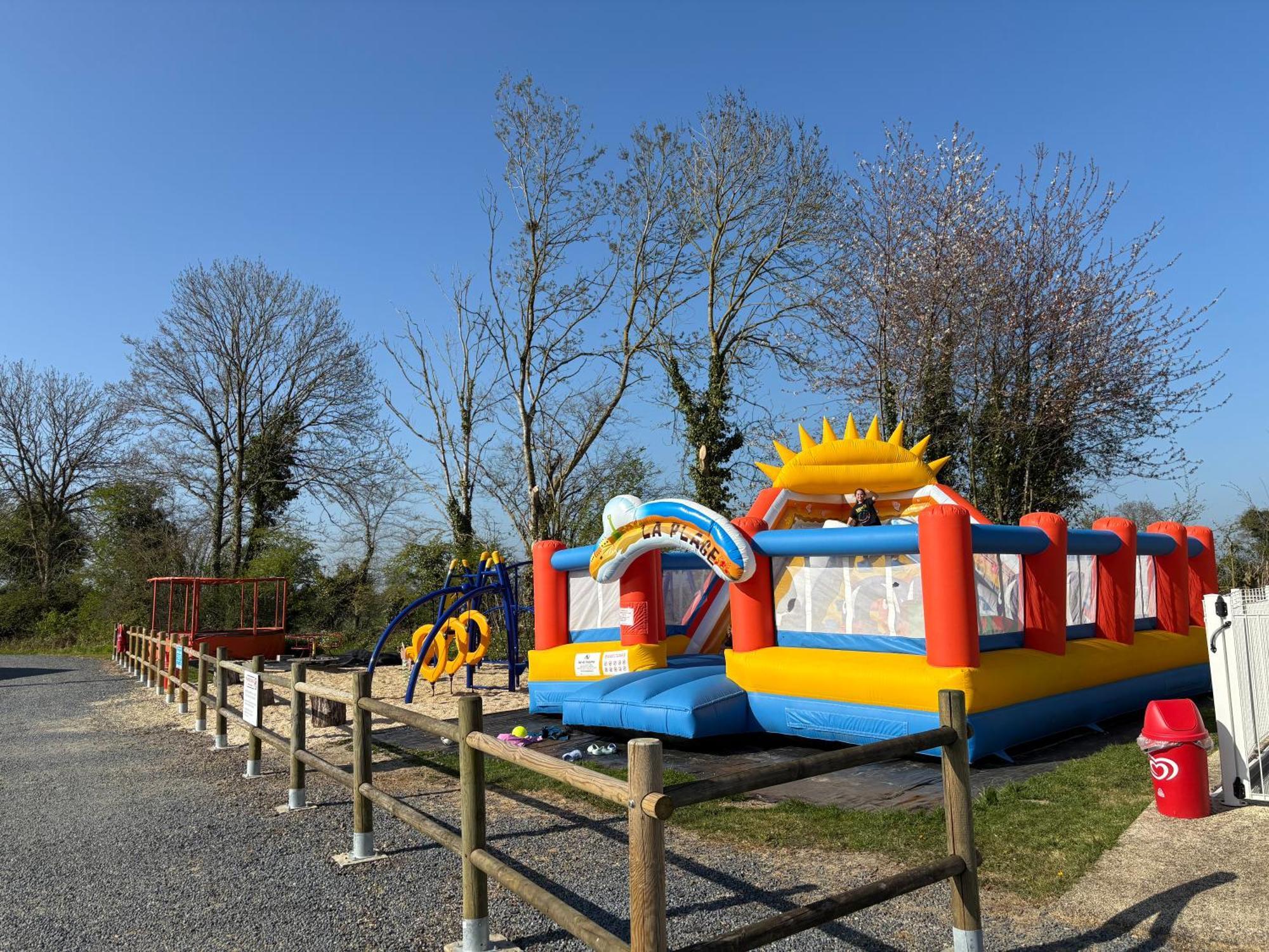 Camping Le Clos De Balleroy Εξωτερικό φωτογραφία