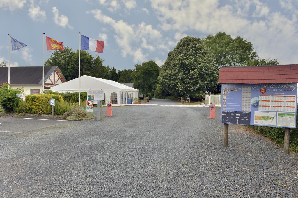 Camping Le Clos De Balleroy Εξωτερικό φωτογραφία